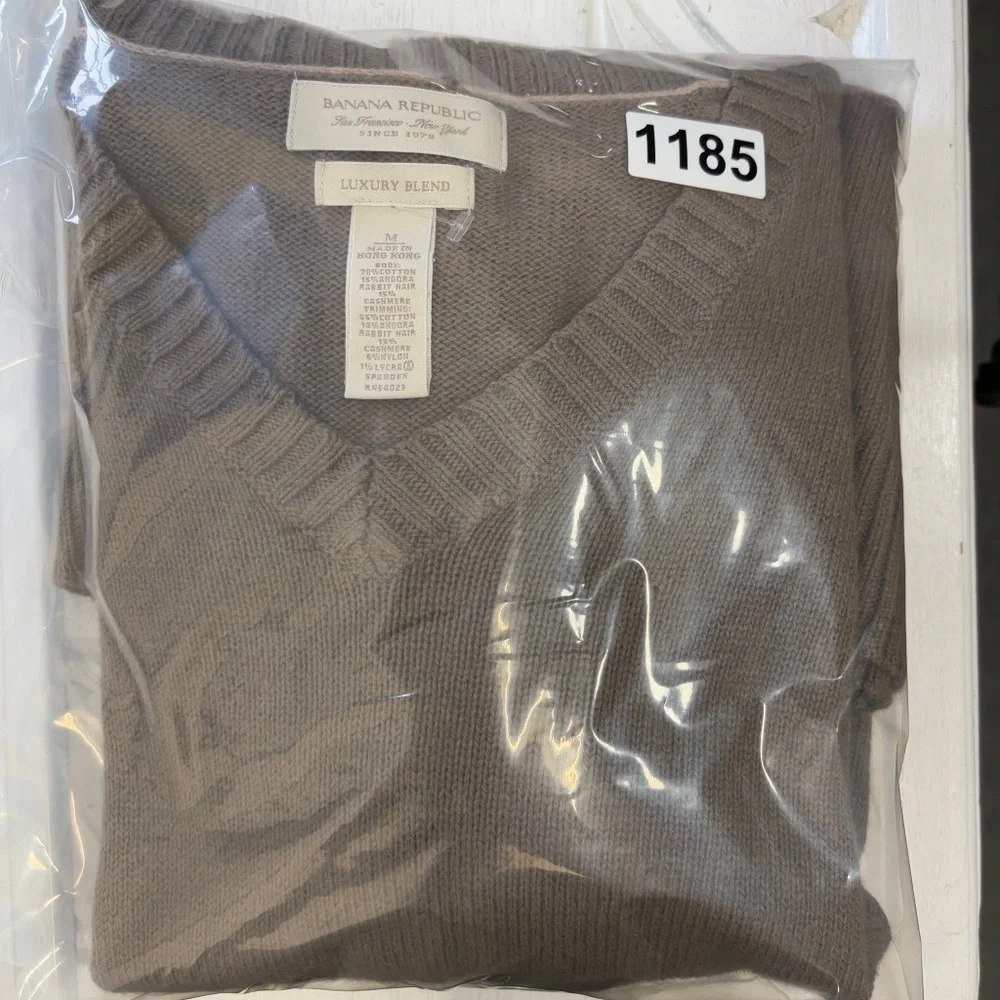 Banana Republic Luxury Blend V‎ Neck Sweater Men's M Tan Cotton Angora Cashmere